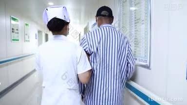 4K医疗_ 一名护士搀扶病人在走廊做康复训练